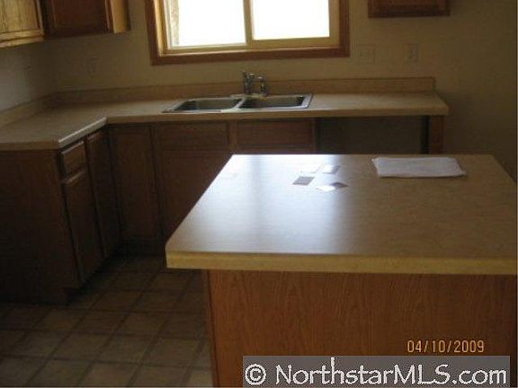3rd image of 636 Rose Avenue W