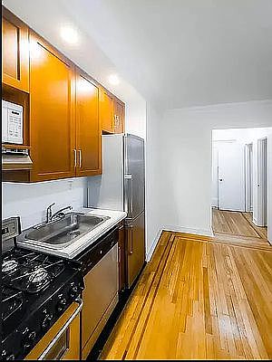 2nd image of 214 E 51st St APT 2D