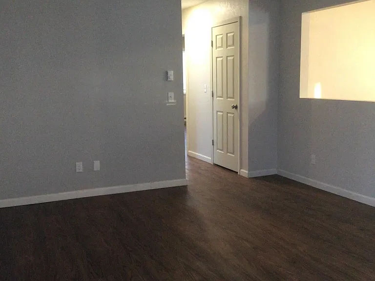 913 Mulberry Ln — Photo 3