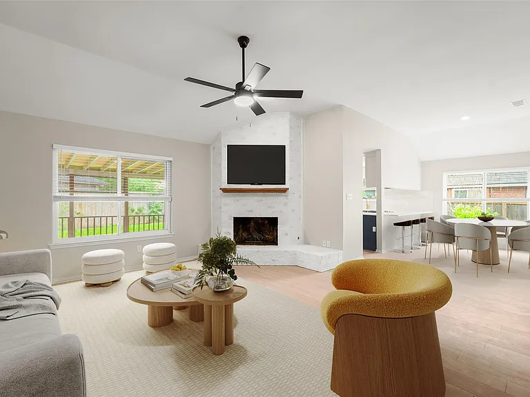 2113 Rosemary Ln — Photo 2