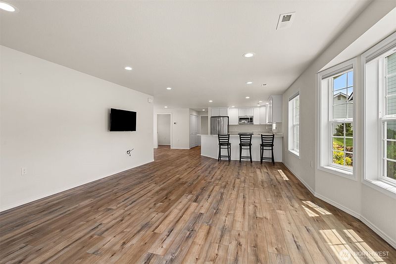 4th image of 1406 Stillwaters Avenue