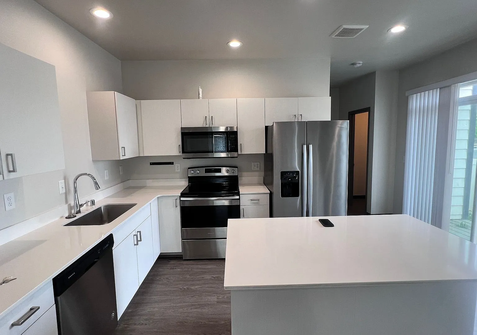 Modern design 3 bed, 2.5 bath duplex — Photo 1