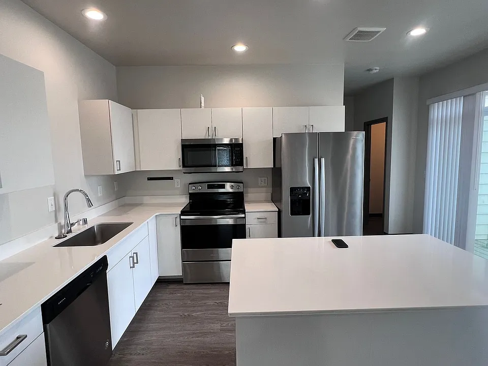 Modern design 3 bed, 2.5 bath duplex