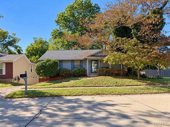 2335 Bennington Pl, Maryland Heights, MO 63043
