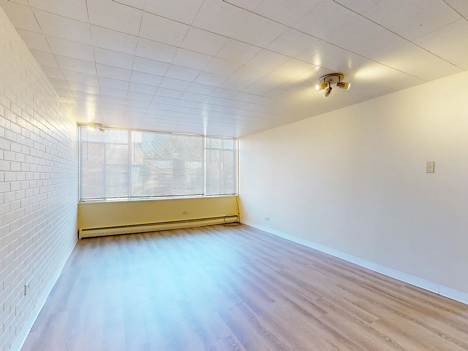 2 bed, 770 sqft, $1,350 — Photo 2