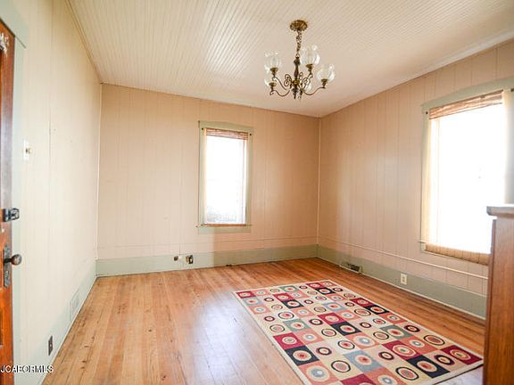 5th image of 210 Church Hill St