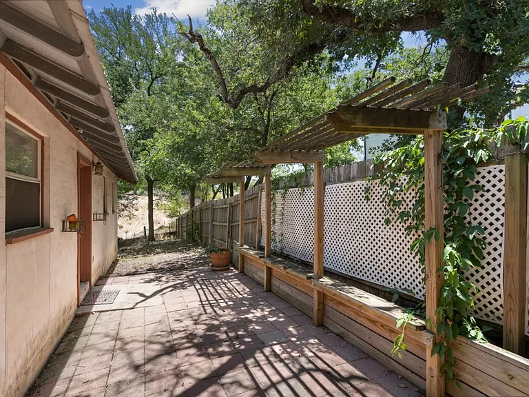 1211 Delano St — Photo 21