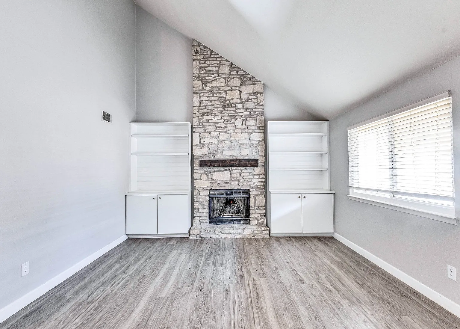 3 bed, 2.0 bath, 1488 sqft, $2,550 — Photo 3