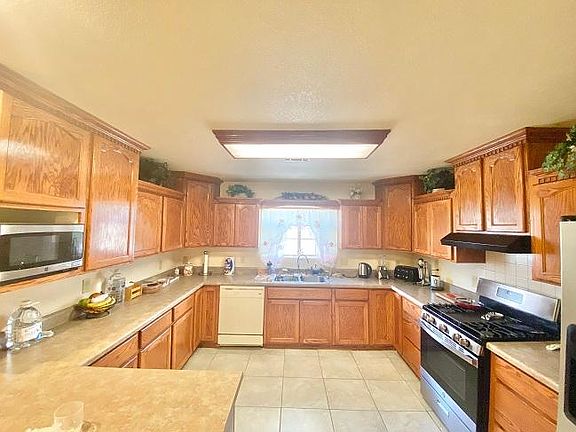 3rd image of 1824 E Los Olivos Dr