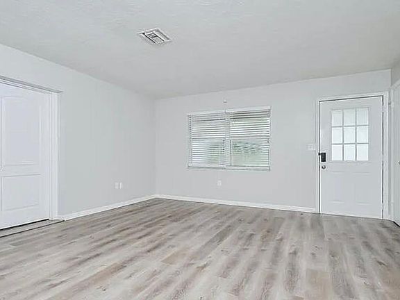 3rd image of 2725 Stratford Dr