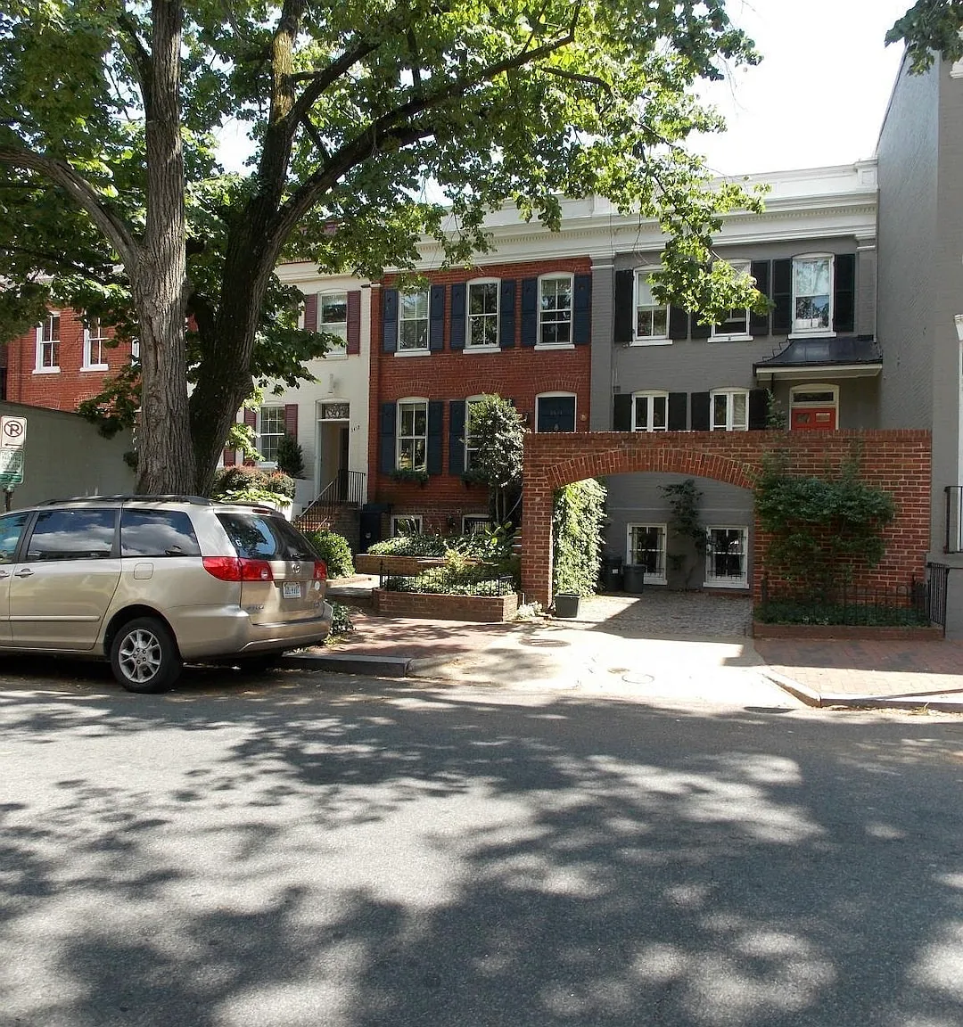 4 bed, 3.5 bath, 2550 sqft, $8,000 — Photo 1