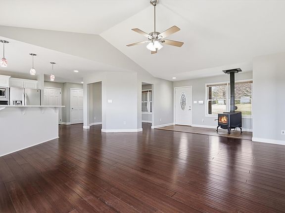 4th image of 1902 E 300th Rd