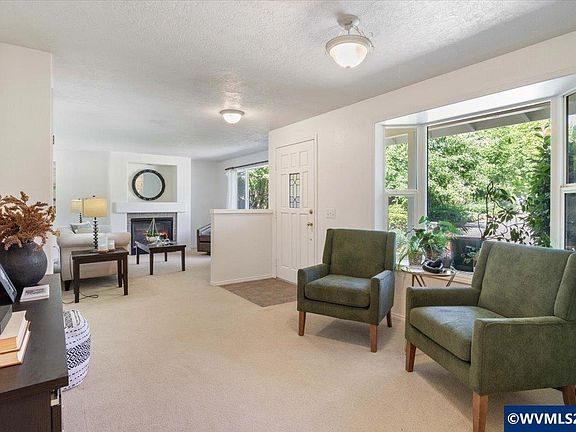 4th image of 405 Fir Knoll Ln NE
