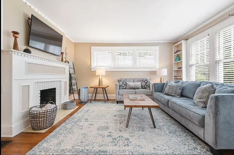 3 bed, 1.0 bath, 1250 sqft, $4,000 — Photo 3