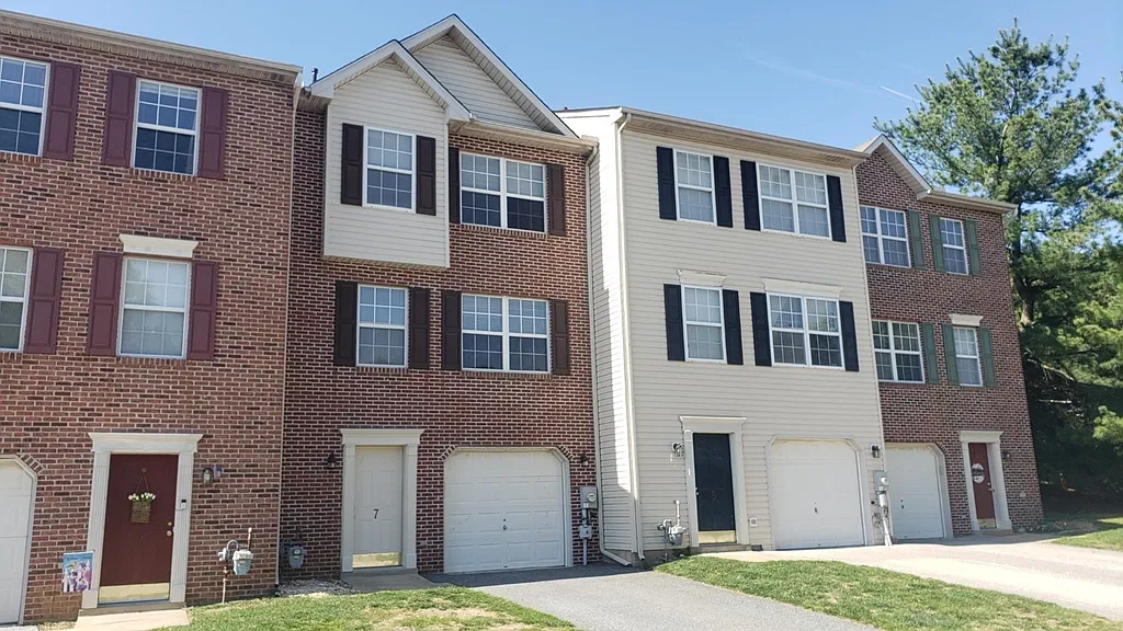 2 bed, 2.5 bath, 2178 sqft, $2,295 — Photo 1