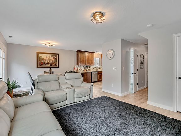 5th image of 1821 E Whitetail Way