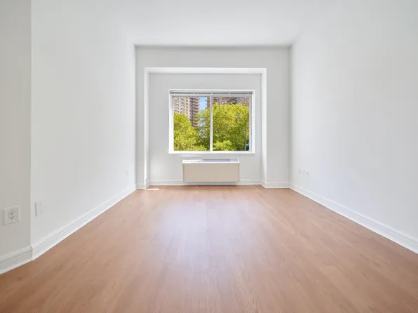 160 Riverside Boulevard image 3 of 11