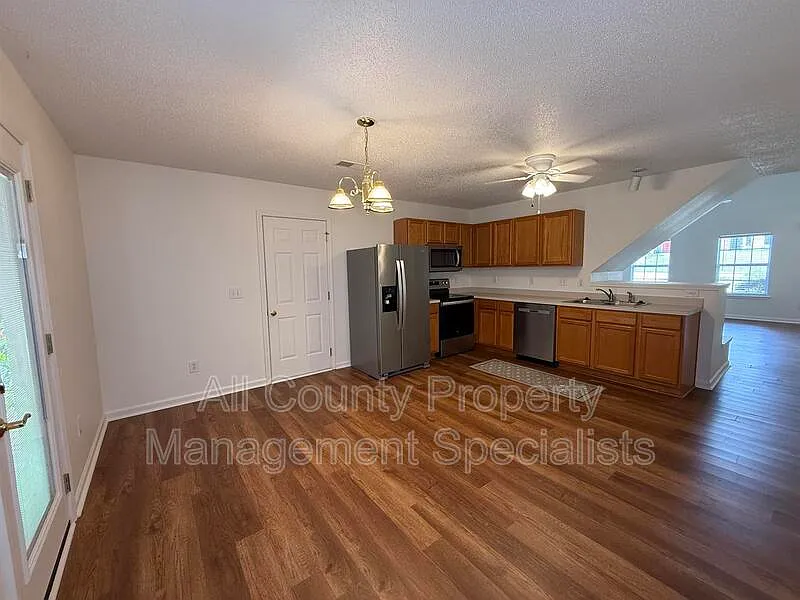 3 bed, 2.0 bath, 1807 sqft, $2,200 — Photo 3