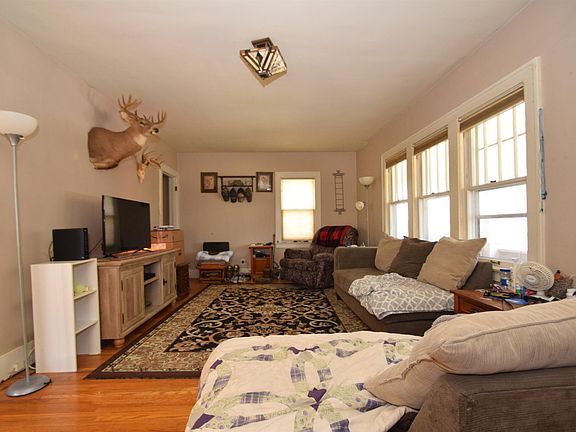 4th image of 139 Crescent St