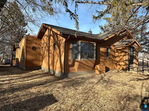 220 NE 9th St, Madison, SD 57042