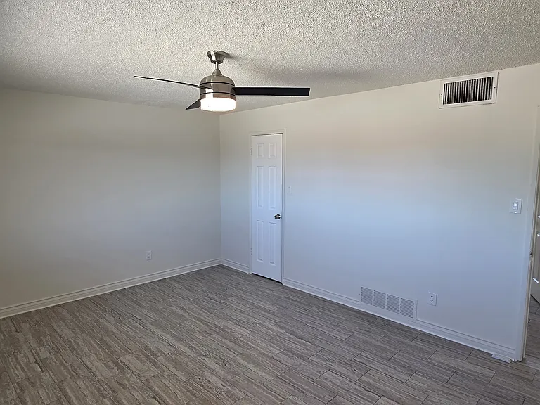 1201 E Barcelona Ave — Photo 35