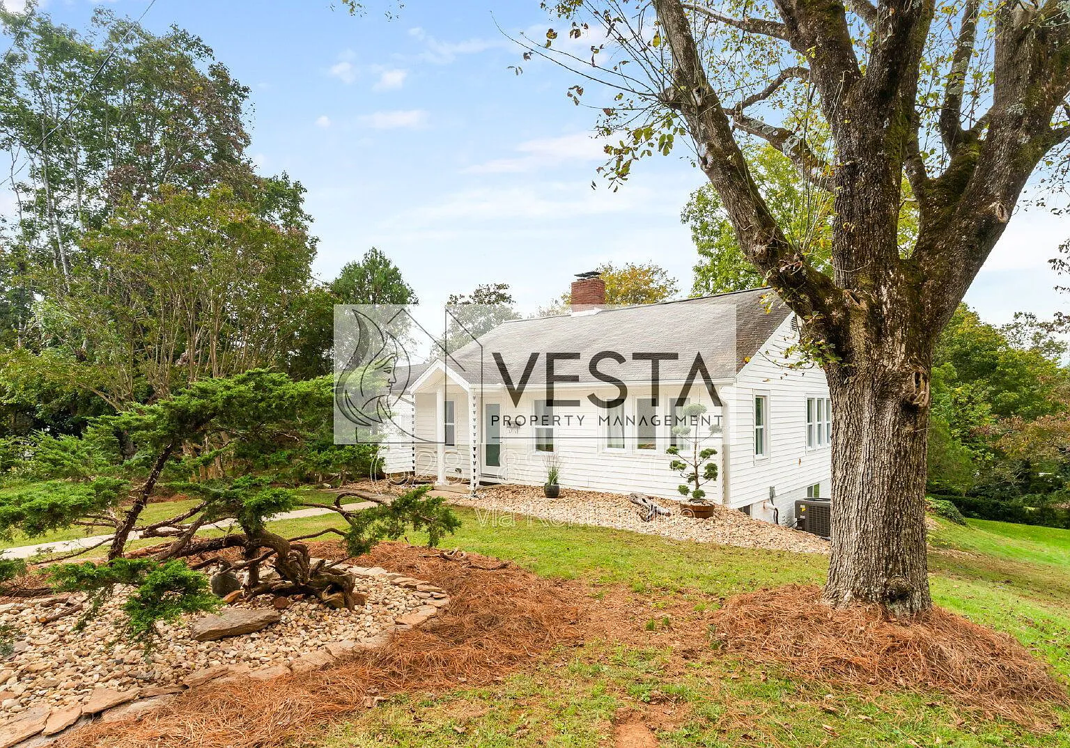 3 bed, 1.0 bath, 1300 sqft, $2,300 — Photo 2