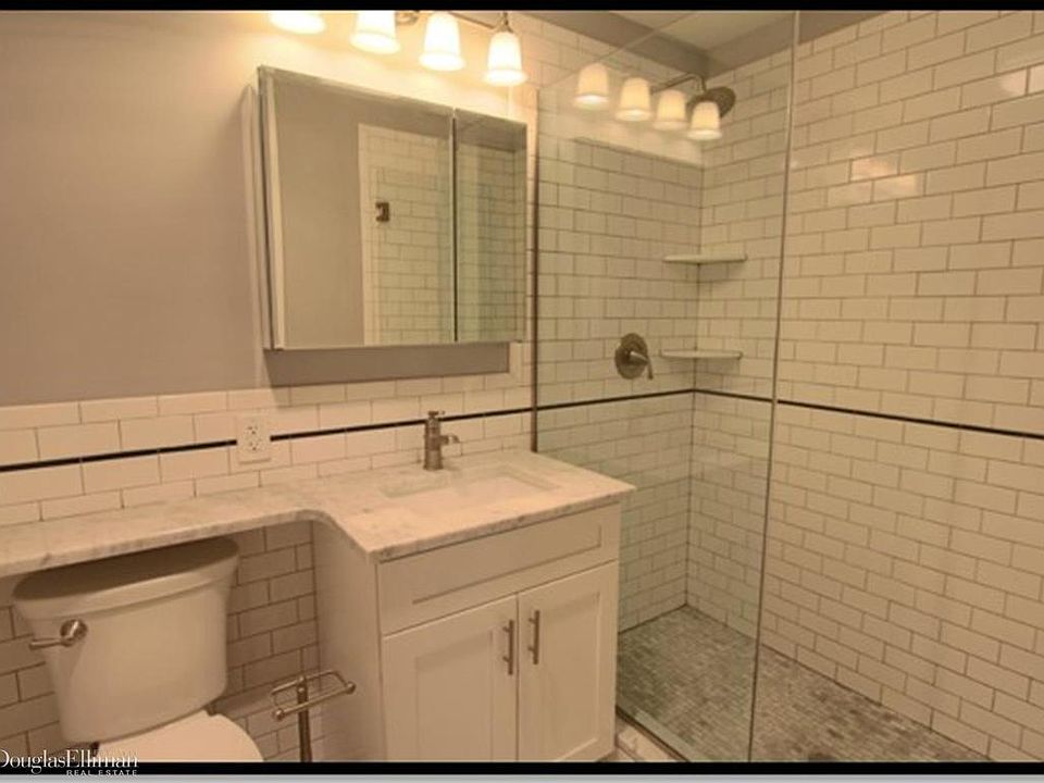 2nd image of 250 W 47th St APT 5B