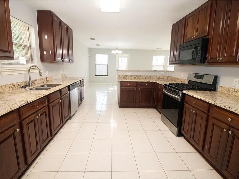 2202 Crossmill Ln — Photo 3