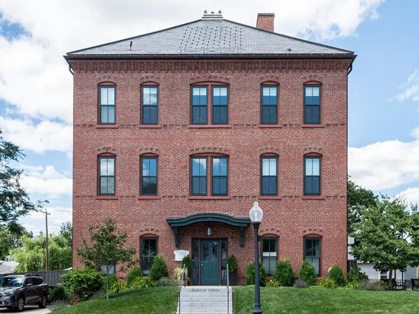 15 Sparhawk St #4, Amesbury, MA 01913