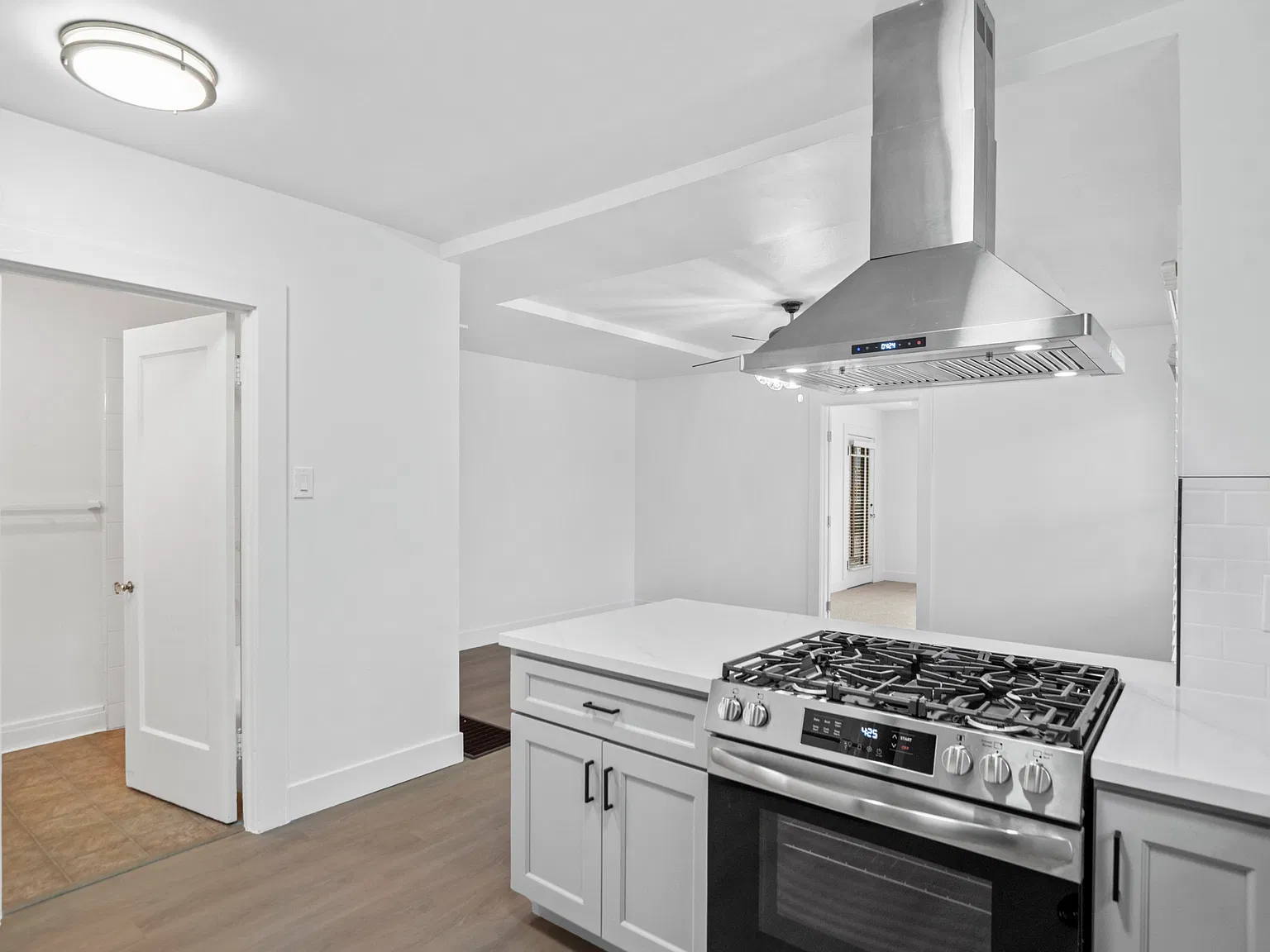 2 bed, 866 sqft, $3,195 — Photo 4