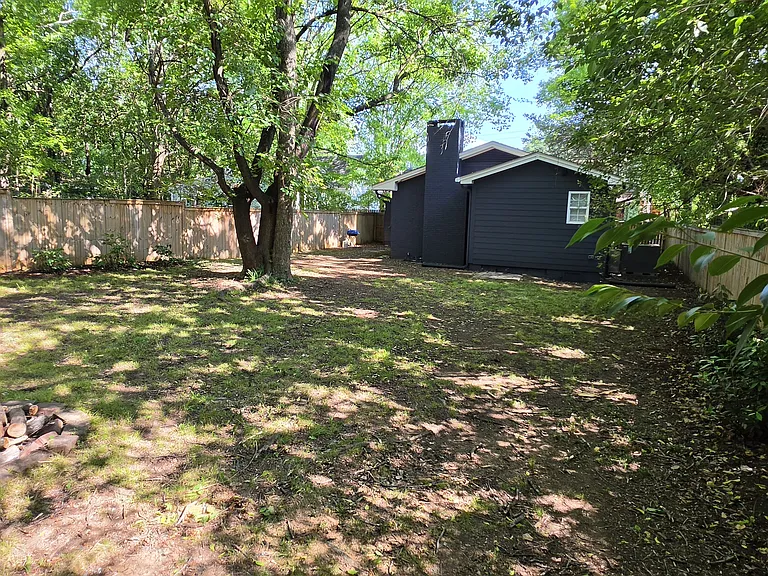 813 E Davie St — Photo 2