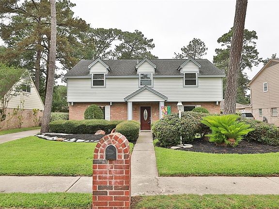 9622 Halkirk is a charming 2-story in the Glenloch subdivision.