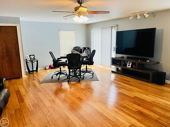 3rd image of 1022 S Allen Rd