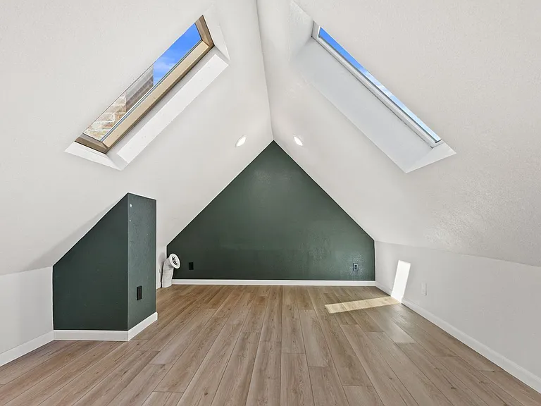 2401 S Kinnickinnic Ave — Photo 2