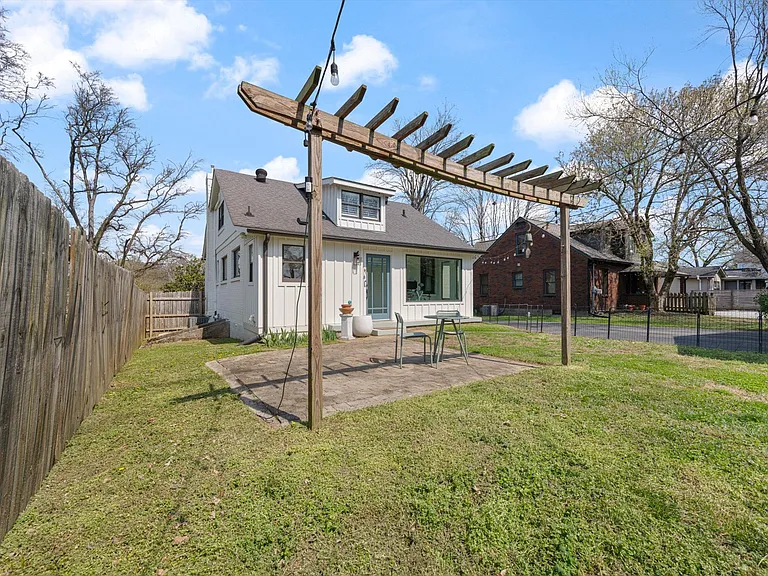 207 Morton Ave — Photo 25