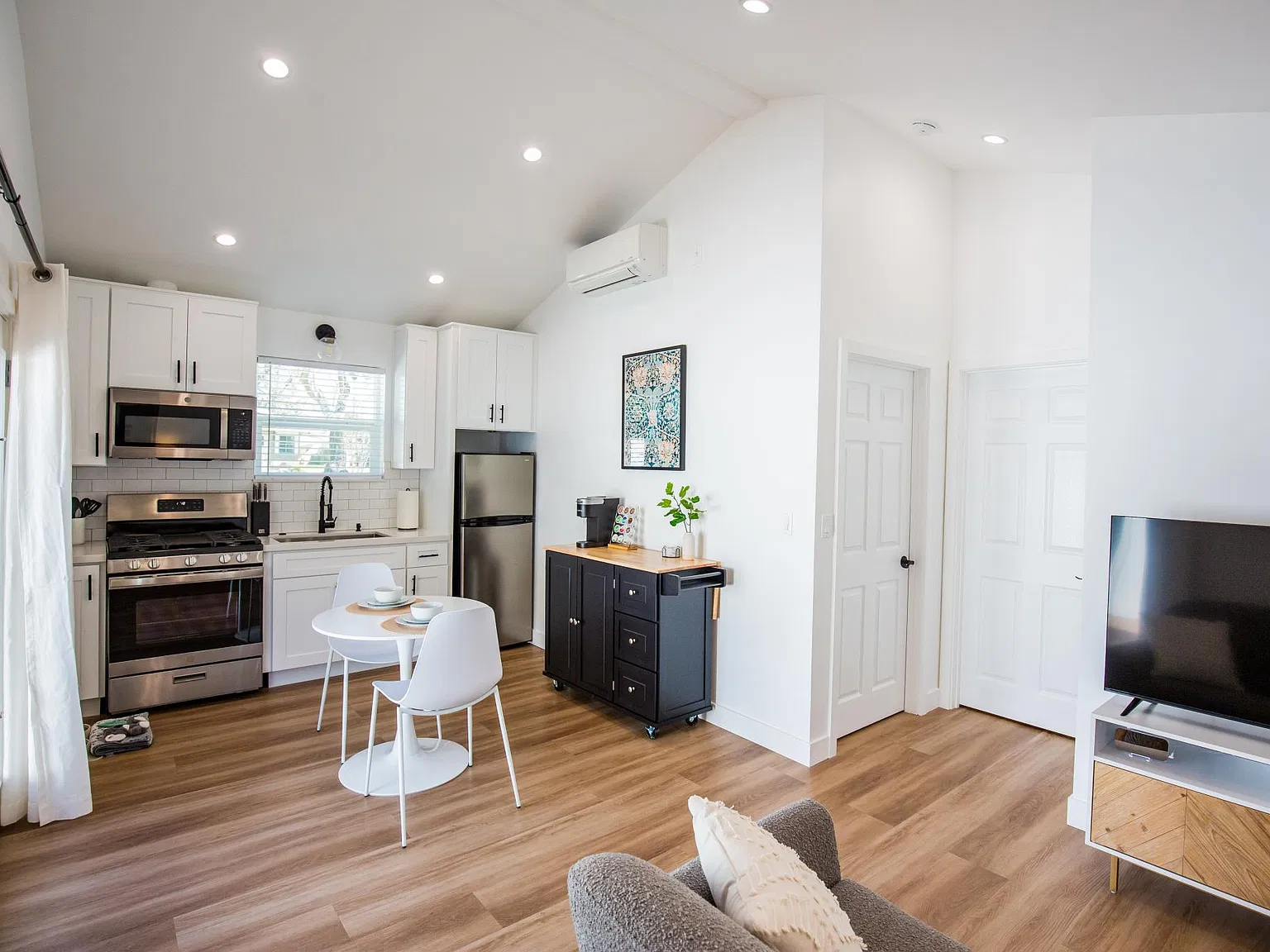 1 bed, 400 sqft, $2,500 — Photo 2