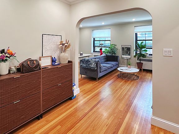3rd image of 337 Tappan St APT 6
