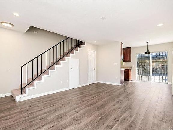 3rd image of 557 E Hyde Park Blvd