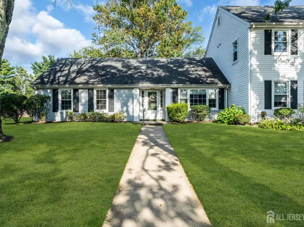 57 E Fairfield Ln, Monroe Township, NJ 08831
