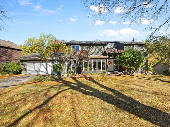 38 Framingham Ln, Pittsford, NY 14534
