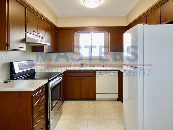 2nd image of 135 Edgewood Dr APT 1