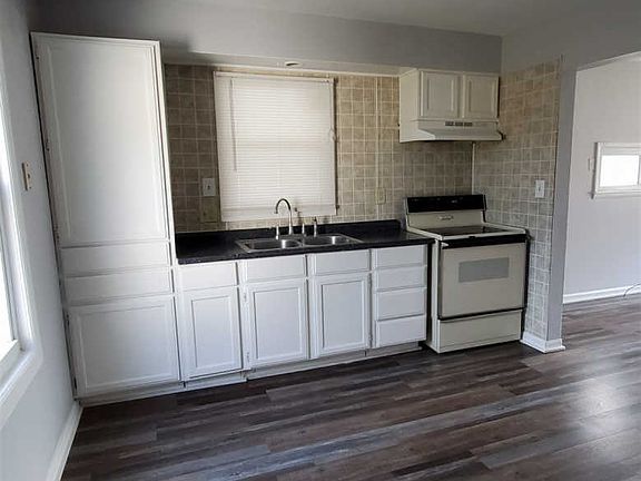 4th image of 1512 S Saint James Blvd