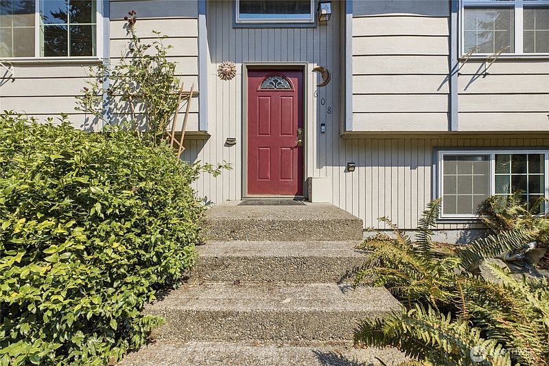 3rd image of 608 School Street SE