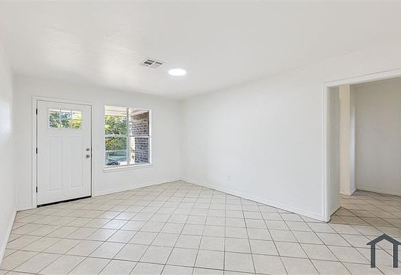2nd image of 1605 E Park Pl