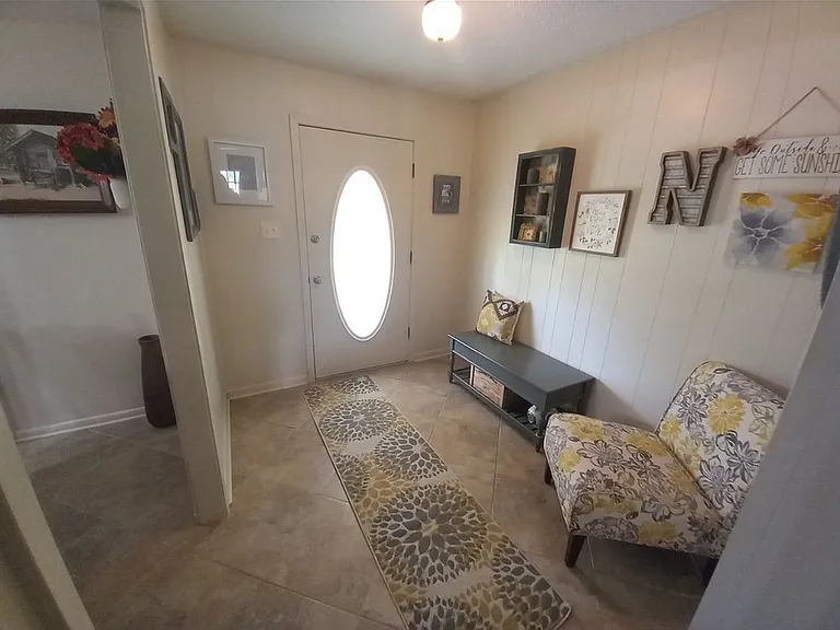 878 W Hawthorne Rd — Photo 3