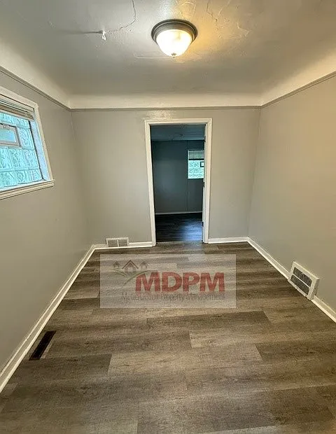 3 bed, 900 sqft, $1,300 — Photo 2