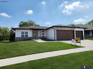 8121 Kallum Dr, Lincoln, NE 68516