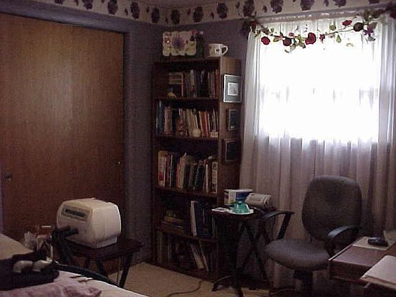 5th image of 119 E Sherry Ln