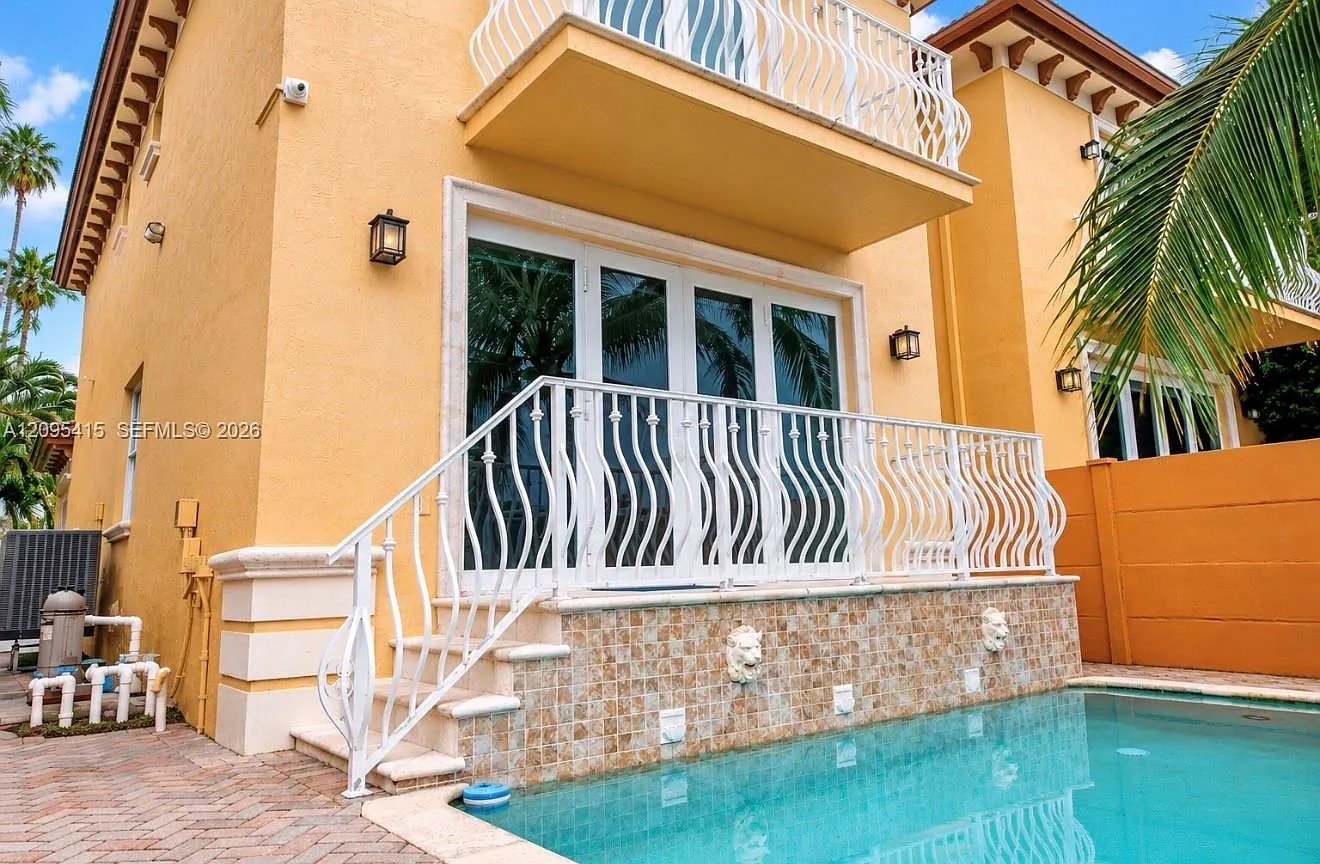 Shoreline Condo — Photo 1