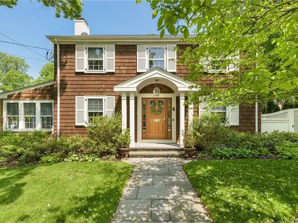 90 Governor Bradford Dr, Barrington, RI 02806